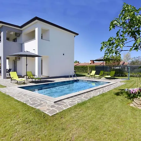Relaxing With Shared Pool Апартаменты