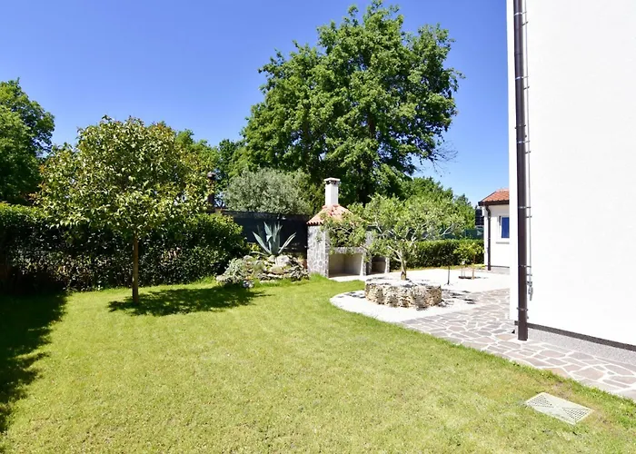 Relaxing With Shared Pool Apartman