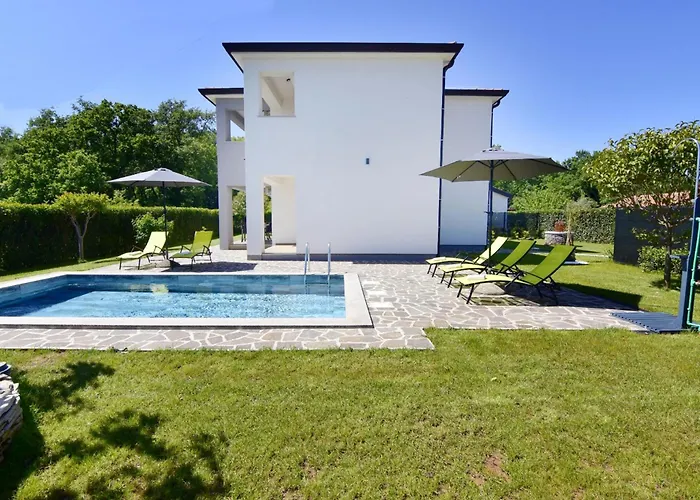 Relaxing With Shared Pool Apartman Cepljani