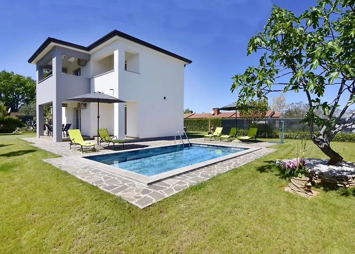 Relaxing With Shared Pool Apartman