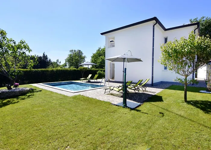 Relaxing With Shared Pool Apartman *