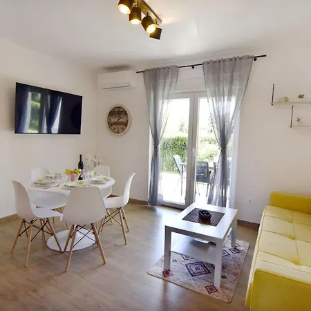 Relaxing With Shared Pool Apartment