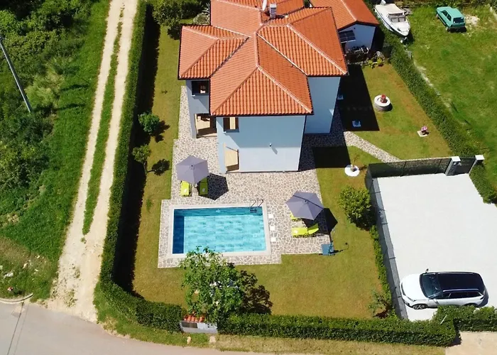 Relaxing With Shared Pool Apartment