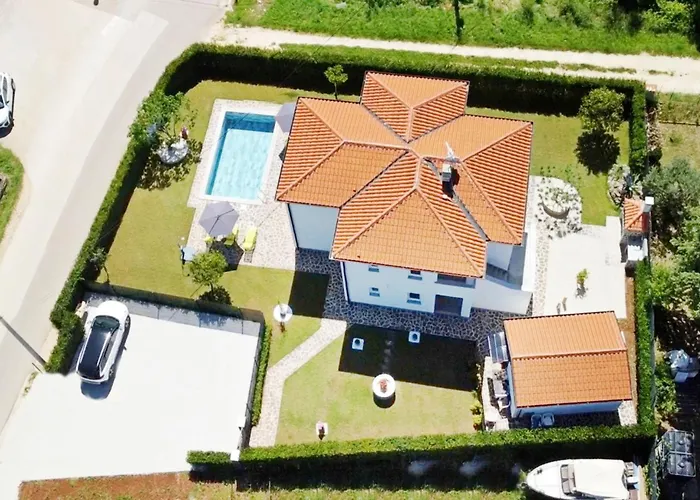 Relaxing With Shared Pool Apartment