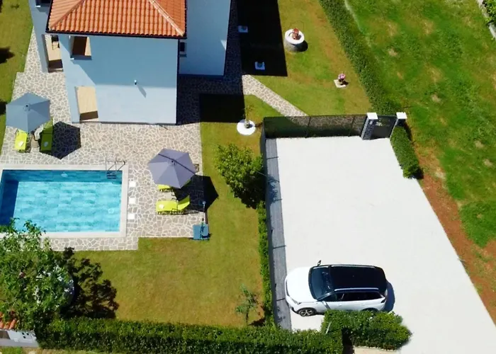 Relaxing With Shared Pool Apartment *